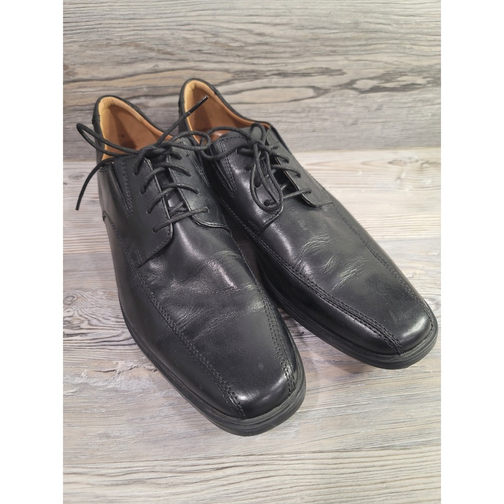 Clarks Leather Lace up dress shoes excellent condition inside and out size 10.5